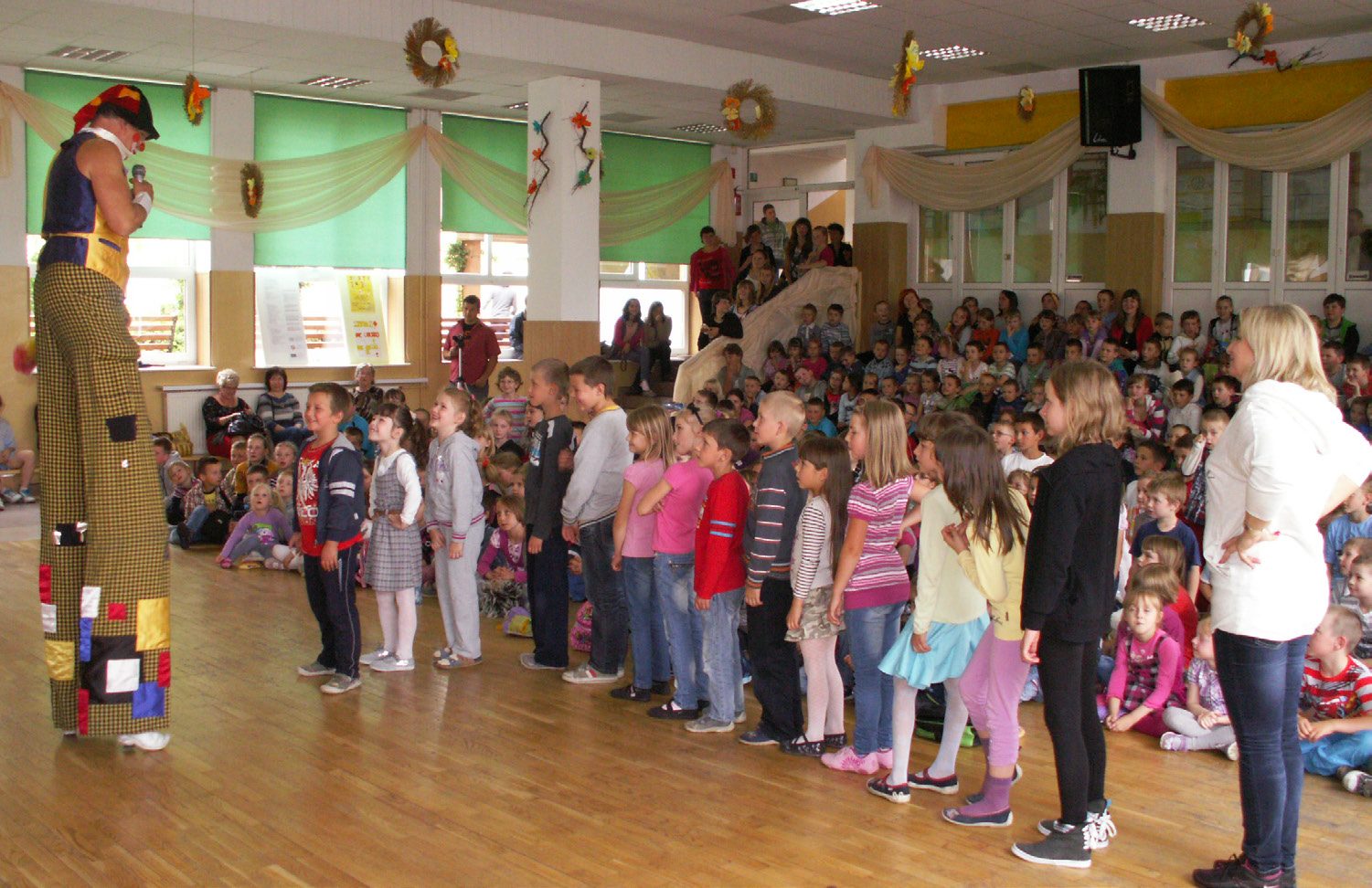 Występ dzieci podczas spotkania w sali