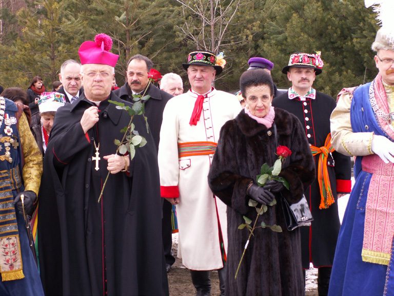 Goście w strojach historycznych i ludowych