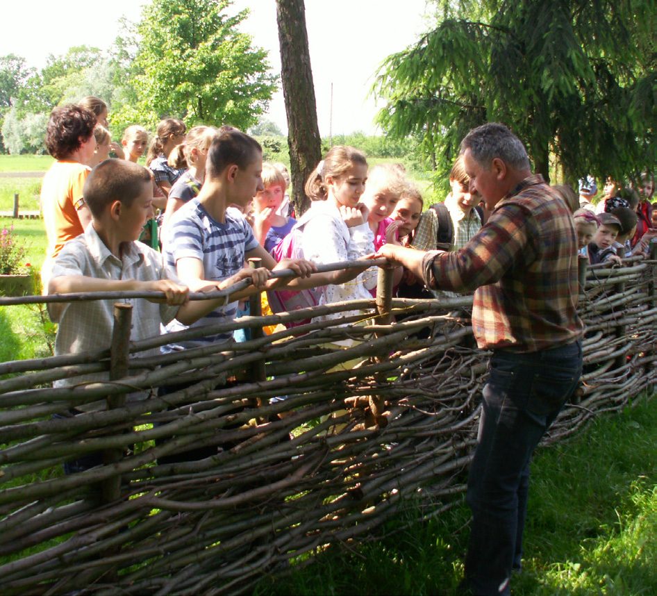 Pokaz dawnego rzemiosła - plecenie płotu z wikliny