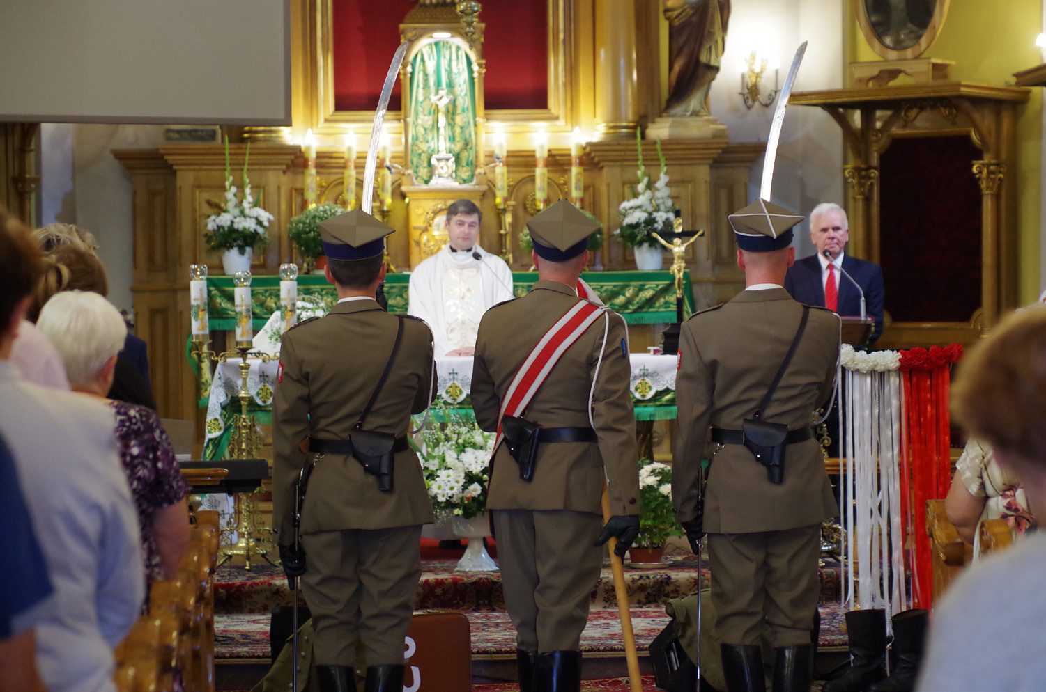 Warta honorowa przy ołtarzu podczas mszy za Ojczyznę
